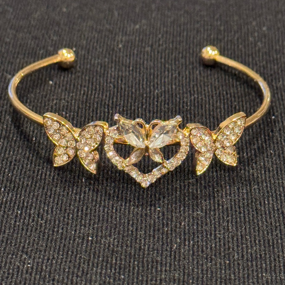 Fashion Jewelry Gold Butterfly in Crystal Heart Open Cuff Bracelet